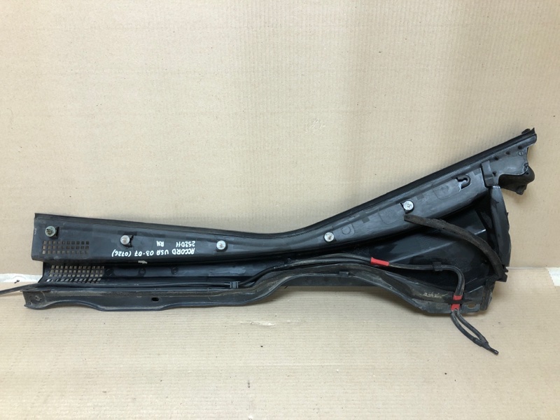 Пластик под лобовое стекло / Жабо правый ACCORD USA 03-07 2007 UC1 J30A Пластик под лобовое стекло / Жабо правый ACCORD USA 03-07 2007 UC1 J30A