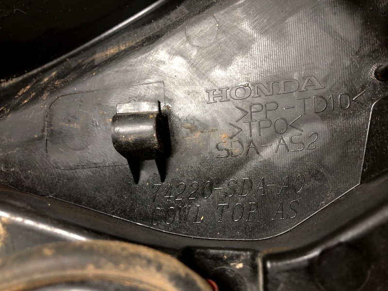 Пластик под лобовое стекло / Жабо правый HONDA ACCORD USA 03-07 UC1 J30A Пластик под лобовое стекло / Жабо правый HONDA ACCORD USA 03-07 UC1 J30A