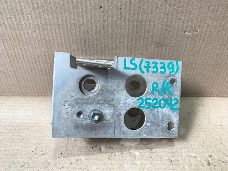 Кронштейн усилителя заднего бампера правый LEXUS LS460 06-12 2011 USF40 4.6 Б/У