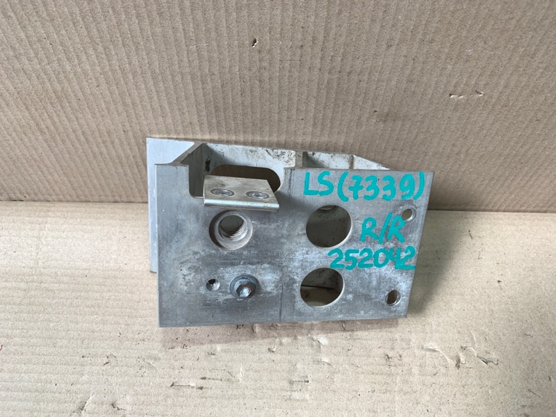 Кронштейн усилителя заднего бампера правый LS460 06-12 2011 USF40 4.6