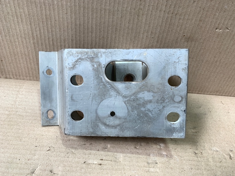 Кронштейн усилителя заднего бампера правый LEXUS LS460 06-12 USF40 4.6