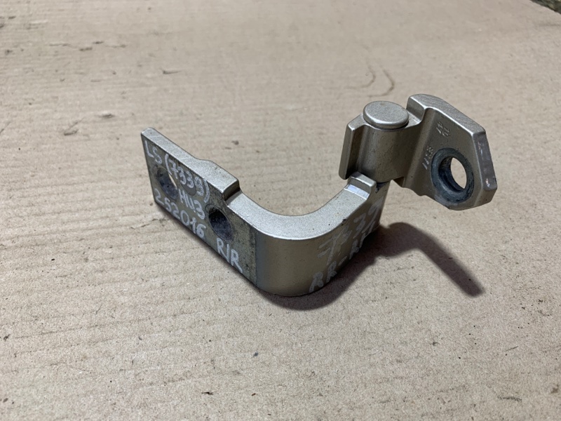 Петля двери нижняя задняя правая LEXUS LS460 06-12 USF40 4.6