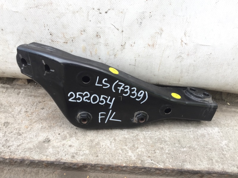 Крепление балки подвески переднее левое LEXUS LS460 06-12 USF40 4.6