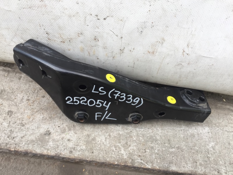Крепление балки подвески переднее левое LS460 06-12 2011 USF40 4.6