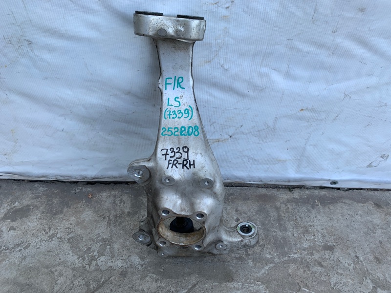 Кулак поворотный правый LS460 06-12 2011 USF40 4.6