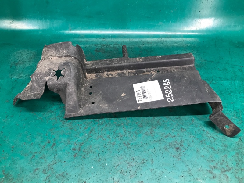 Дефлектор радиатора правый DART 12-16