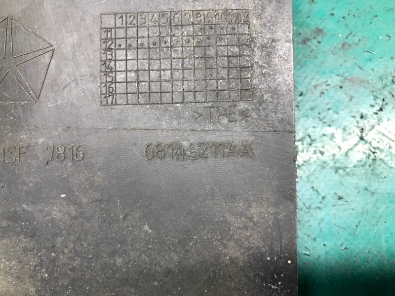 Дефлектор радиатора правый DART 12-16