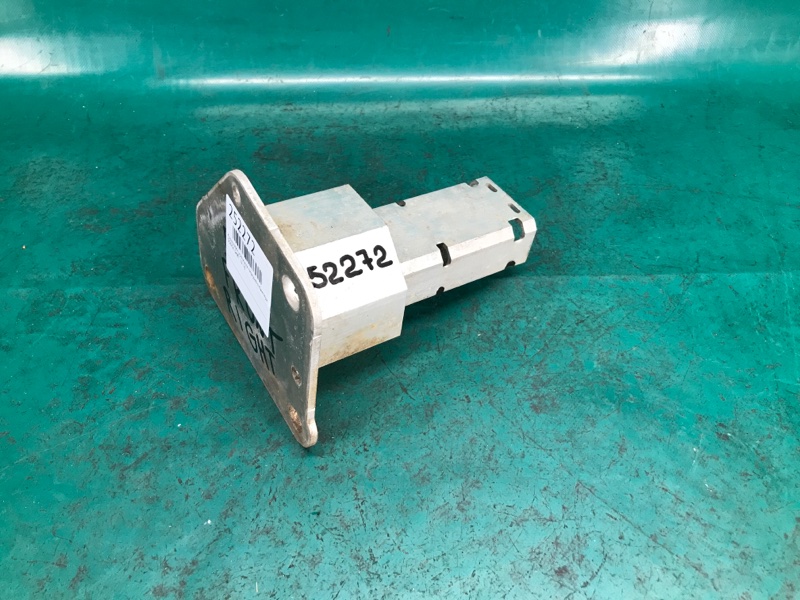 Кронштейн усилителя переднего бампера правый DODGE DART 12-16 68187810AB Б/У