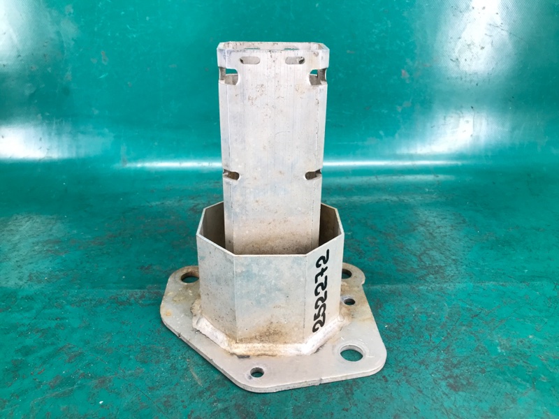 Кронштейн усилителя переднего бампера правый DART 12-16