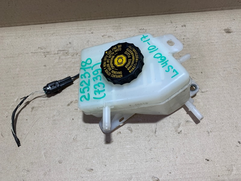 Бачок главного тормозного цилиндра LS460 06-12 2011 USF40 4.6