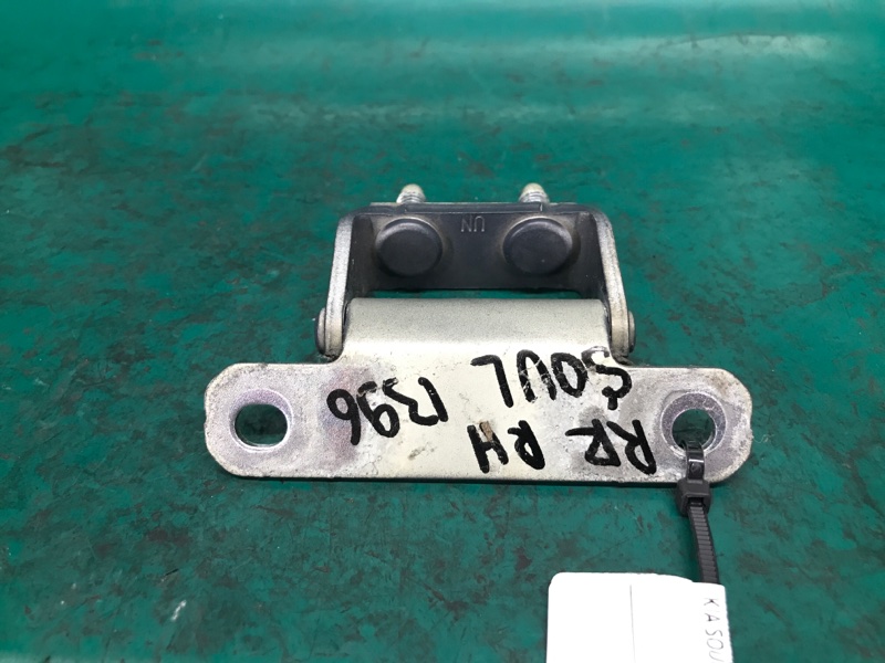 Петля крышки багажника правая KIA SOUL PS 13-19 PS 2.0 G4NC Петля крышки багажника правая KIA SOUL PS 13-19 PS 2.0 G4NC