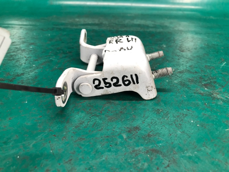 Петля двери верхняя задняя левая SENTRA B17 12-21 2015 Седан 1.8 MRA8DE Петля двери верхняя задняя левая SENTRA B17 12-21 2015 Седан 1.8 MRA8DE