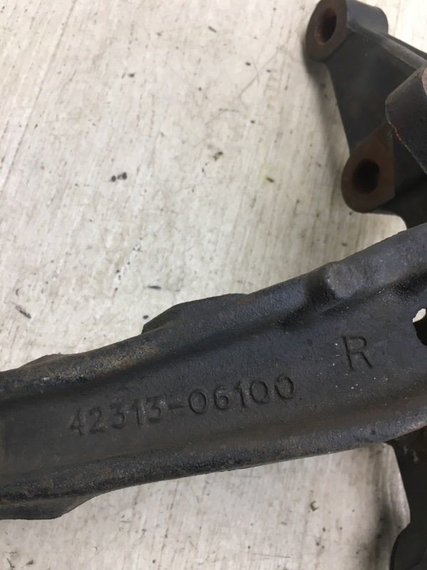 Цапфа задняя правая CAMRY 40 06-11