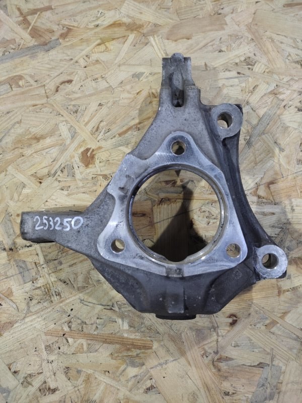 Кулак поворотный передний правый SUZUKI KIZASHI 09-14 2011 Седан 2.4 45110-57L00 Б/У