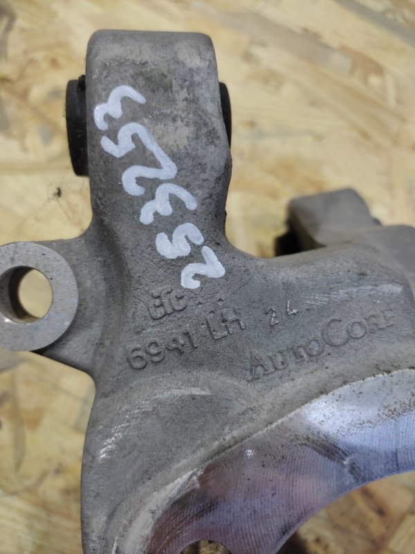 Цапфа задняя левая ALTIMA L33 12-18 2018 L33 2.5