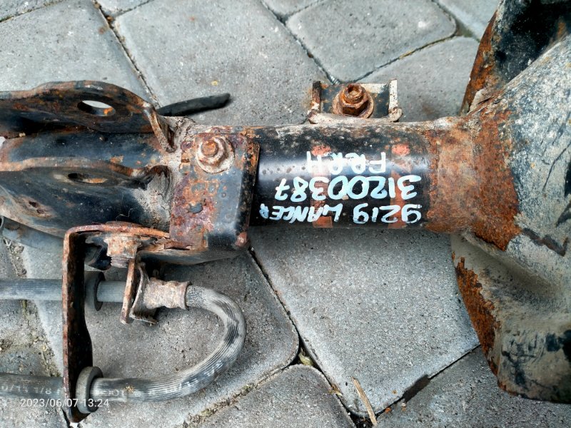 Амортизатор передний правый MITSUBISHI LANCER X 10 07-15 2008 4060A066 Б/У