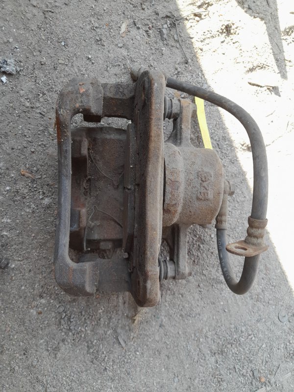 Суппорт тормозной передний правый CAMRY 40 06-11