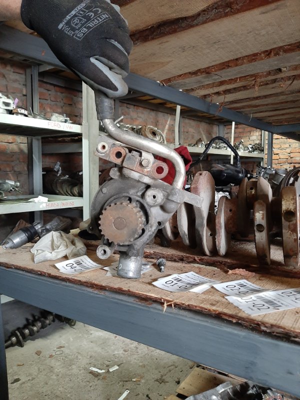 Помпа MAZDA E2200 E-SERIES 86-04 Б/У