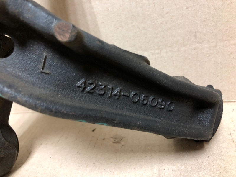 Цапфа задняя левая CAMRY 30 02-06 2005 ACV30 2.4 2AZFE Цапфа задняя левая CAMRY 30 02-06 2005 ACV30 2.4 2AZFE