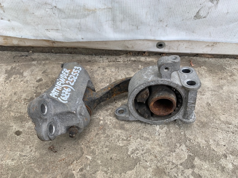 Подушка двигателя задняя PATHFINDER R52 12-21 2020 R52 3.5