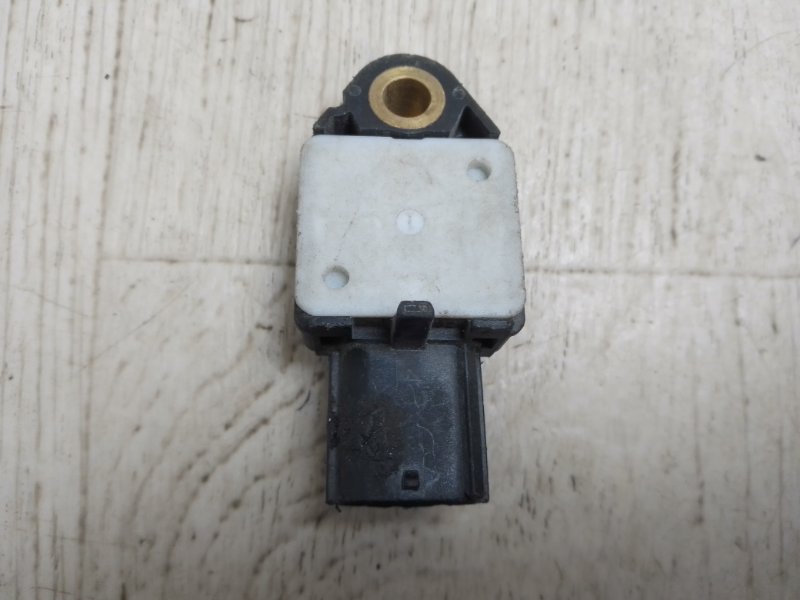 Датчик удара TOYOTA AURIS 06-12 89831-02060 Б/У