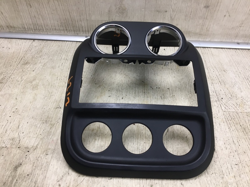 Накладка торпедо центр. JEEP COMPASS 06-16 MK49 2.4 ED3