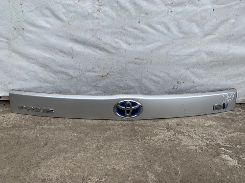 Панель подсветки номера TOYOTA PRIUS - 30 09-17 2013 ZVW30 2ZR-FXE 76801-47070-B0 Б/У