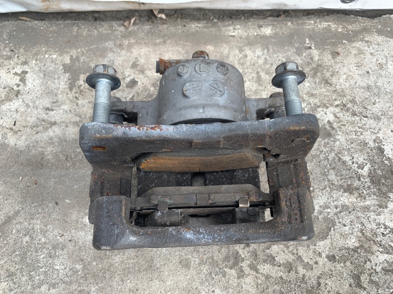 Суппорт тормозной передний левый PRIUS - 30 09-17 2013 ZVW30 2ZR-FXE