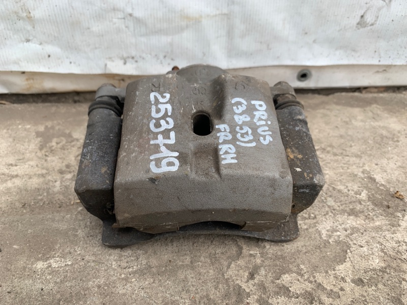 Суппорт тормозной передний правый PRIUS - 30 09-17 2013 ZVW30 2ZR-FXE