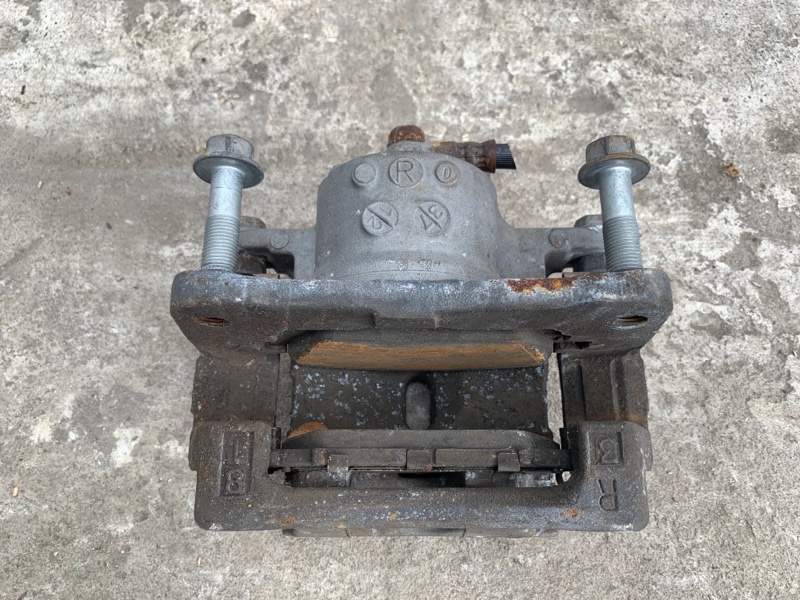 Суппорт тормозной передний правый PRIUS - 30 09-17 2013 ZVW30 2ZR-FXE