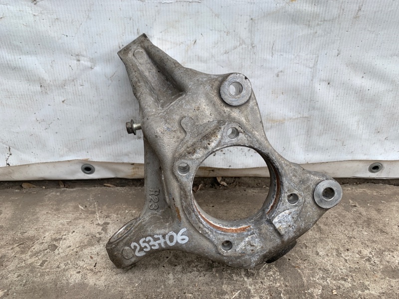 Кулак поворотный правый TOYOTA PRIUS - 30 09-17 2013 ZVW30 2ZR-FXE 43201-47030 Б/У