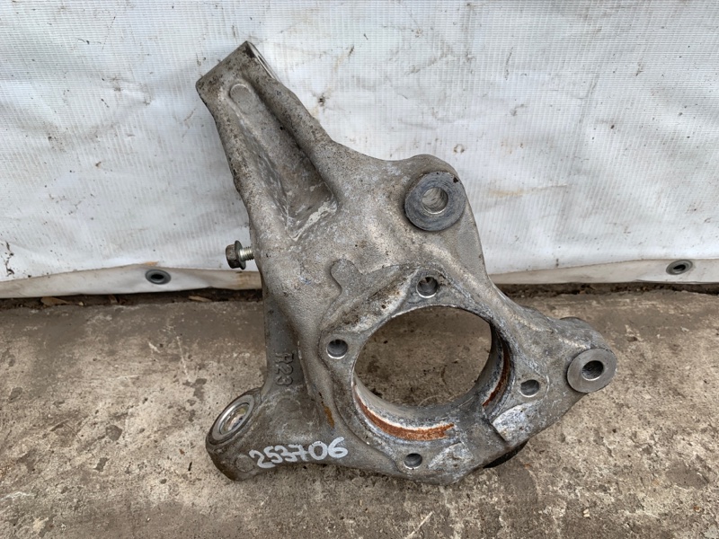 Кулак поворотный правый PRIUS - 30 09-17 2013 ZVW30 2ZR-FXE