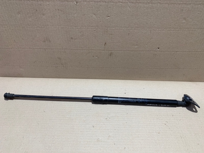 Амортизатор крышки багажника правый PRIUS - 30 09-17 2013 ZVW30 2ZR-FXE