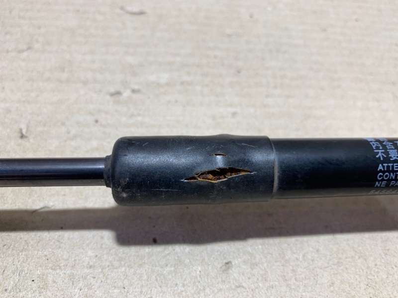 Амортизатор крышки багажника правый TOYOTA PRIUS - 30 09-17 ZVW30 2ZR-FXE