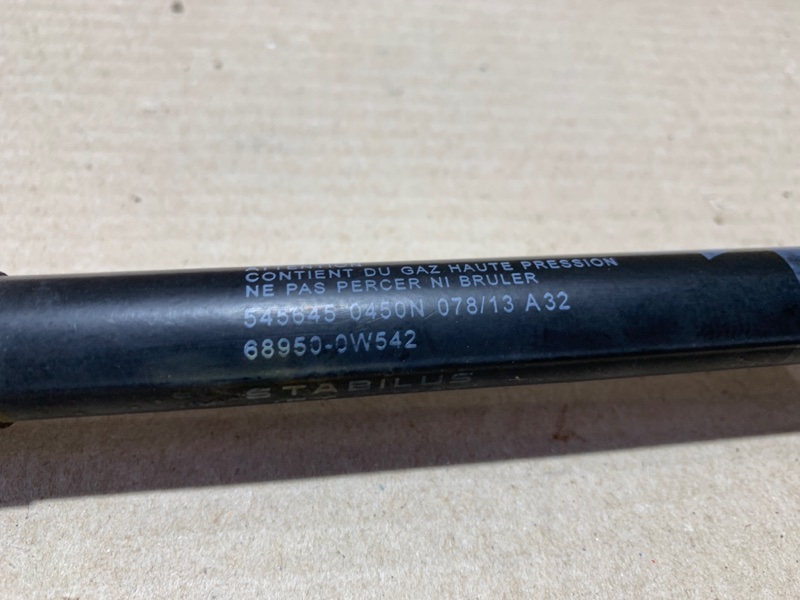 Амортизатор крышки багажника правый PRIUS - 30 09-17 2013 ZVW30 2ZR-FXE