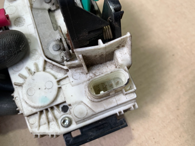 Замок двери задний левый COMPASS 06-16 2012 Внедорожник 2.0 Замок двери задний левый COMPASS 06-16 2012 Внедорожник 2.0