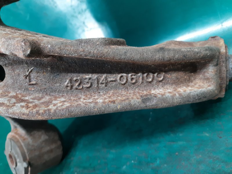 Цапфа левая SOLARA 03-09 2006 Кабриолет 3.3 3MZ-FE