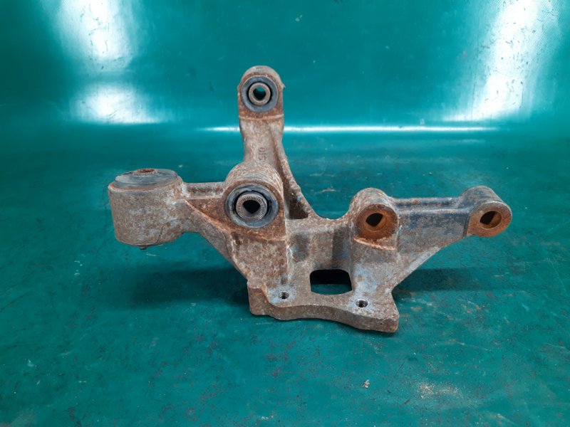 Цапфа левая SOLARA 03-09 2006 Кабриолет 3.3 3MZ-FE