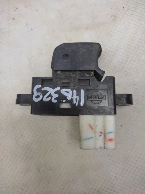 Запчасть кнопка стеклоподъемника задняя правая SUBARU LEGACY 09-15 BM 2010 Седан 2.5 EJ253 83071FG100 Б/У Кнопка стеклоподъемника задняя правая SUBARU LEGACY 09-15 BM 2010 Седан 2.5 EJ253 83071FG100 Б/У