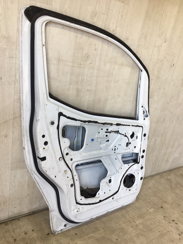 Дверь передняя левая NV200 USA 13- 2017 M20X 2.0 MR20DE