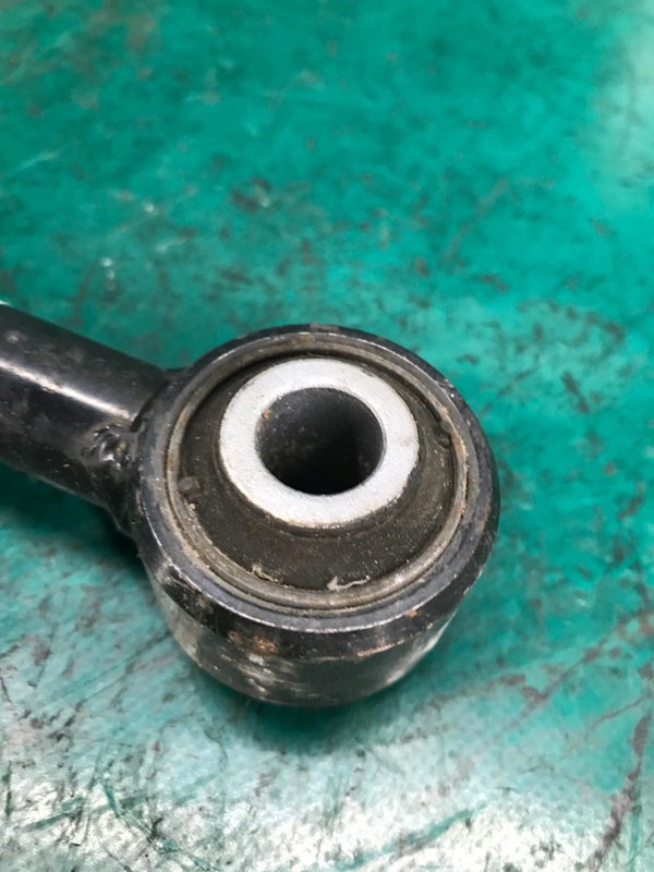 Амортизатор задний CHEROKEE 14- 2017 Внедорожник 2.4 Амортизатор задний CHEROKEE 14- 2017 Внедорожник 2.4