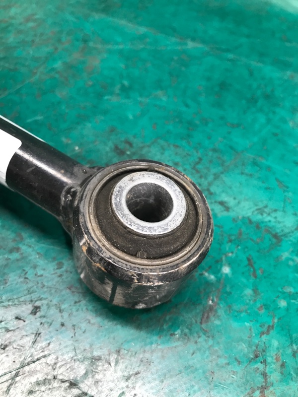 Амортизатор задний CHEROKEE 14- 2017 Внедорожник 2.4 Амортизатор задний CHEROKEE 14- 2017 Внедорожник 2.4