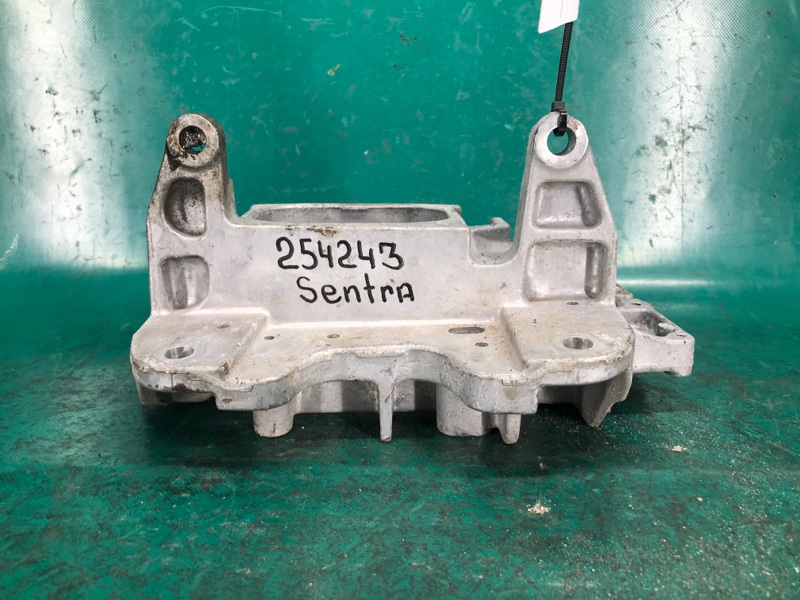 Кронштейн двигателя SENTRA B17 12-21 2015 Седан 1.8 MRA8DE