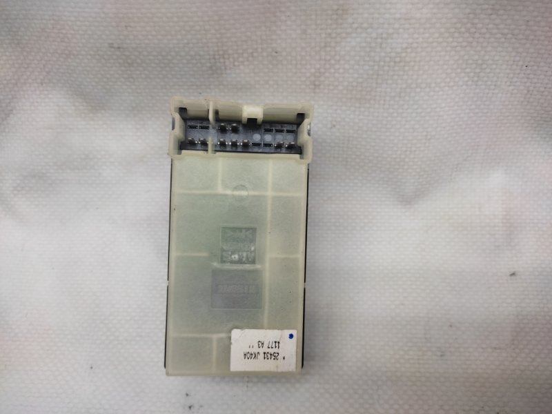 Кнопка стеклоподъемника задняя INFINITI G25/G35/G37/Q40 06-14 Кнопка стеклоподъемника задняя INFINITI G25/G35/G37/Q40 06-14