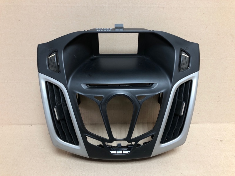 Накладка торпедо под магнитолу FORD FOCUS 10-18 2014 Седан 2.0 XQDA CV6Z-18842-JA Б/У