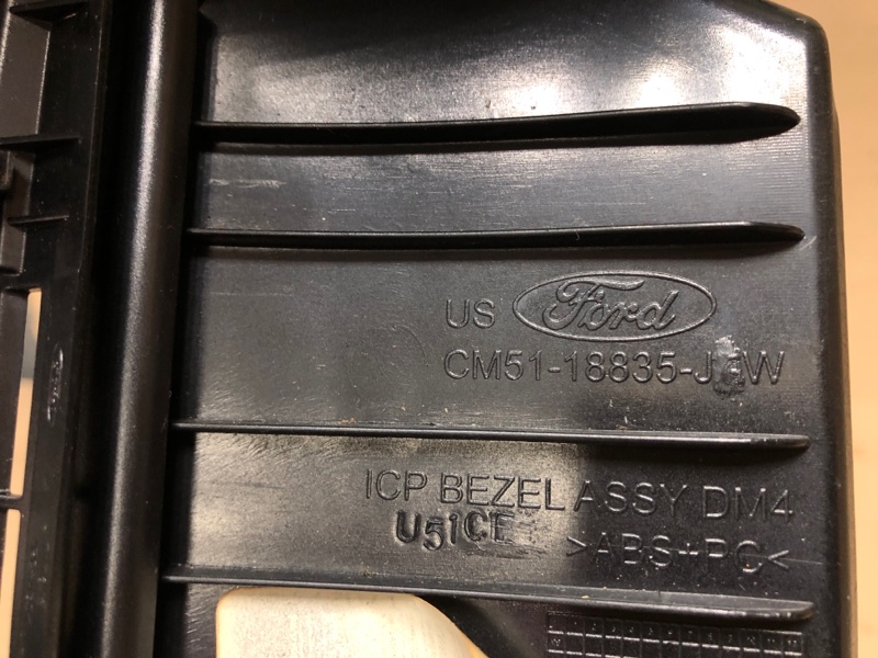 Накладка торпедо под магнитолу FORD FOCUS 10-18 Седан 2.0 XQDA