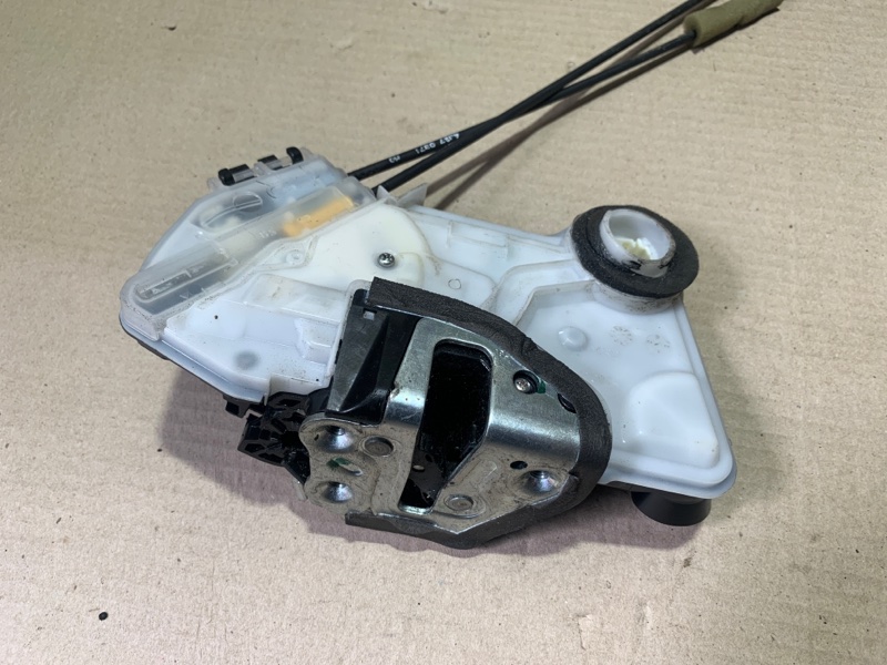 Запчасть замок двери передний правый TOYOTA SIENNA 11-16 2015 Минивэн 3.5L 6 69030-02380 Б/У Замок двери передний правый TOYOTA SIENNA 11-16 2015 Минивэн 3.5L 6 69030-02380 Б/У
