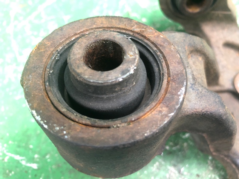 Цапфа задняя левая SUZUKI GRAND VITARA 05-15 Внедорожник 2.7