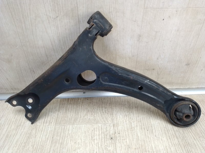 Рычаг передней подвески нижний правый MATRIX 08-14 2008 Хэтчбек 1.8 2ZRFE