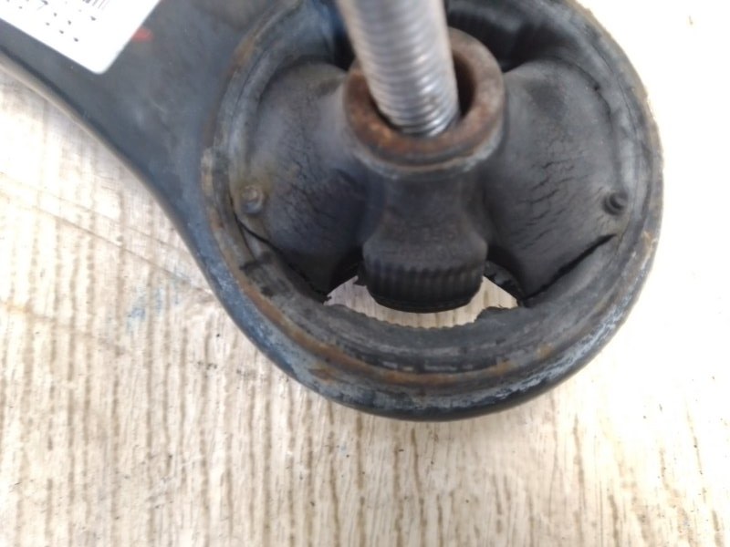 Рычаг передней подвески нижний правый TOYOTA MATRIX 08-14 Хэтчбек 1.8 2ZRFE